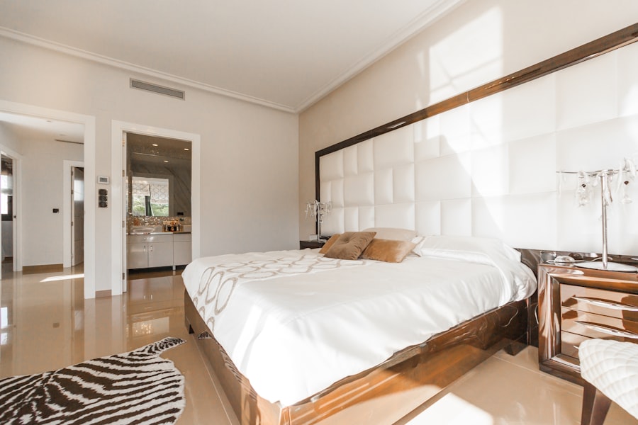 Habitación amplia con acabados claros